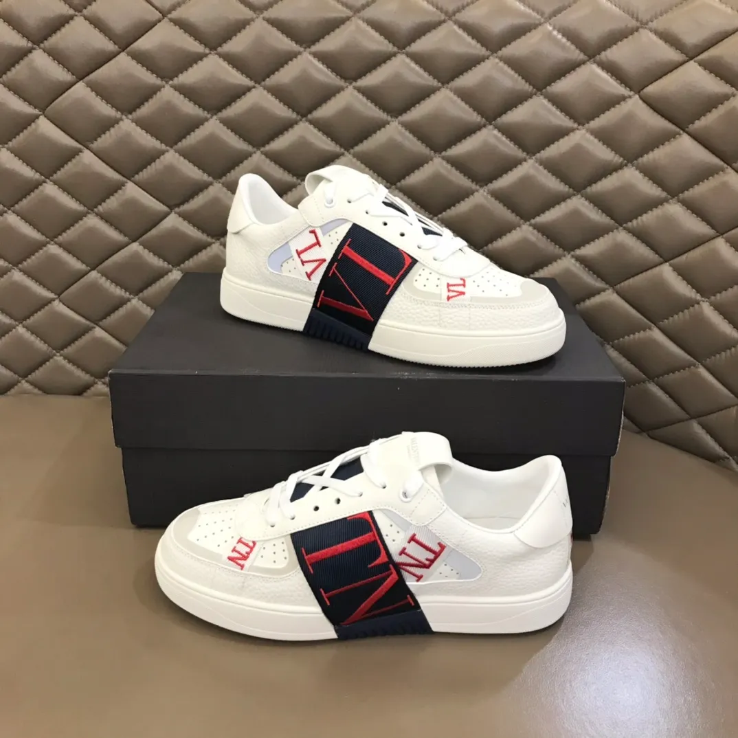 p440 "Valentin*" new spring and summer calfskin lace-up sneakers. No man should be able to refuse these shoes. The classic color scheme is so handsome! Purchase a high-precision replica of the original version to instantly sell off the market currency! 6 VLTN logo rubber effect straps - Valentino Garavani Logo printed on the back and tongue, all materials are customized to ensure quality! Size: 38-44